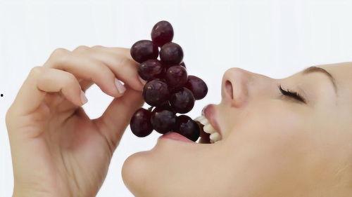 吃葡萄不吐葡萄皮视频,揭秘葡萄皮的营养与食用新风尚