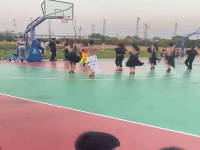 广场舞占篮球场视频,广场舞热潮下的篮球场奇观