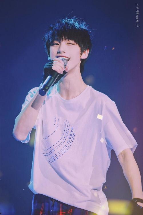 丁程鑫压腿视频,展现舞者柔韧与魅力